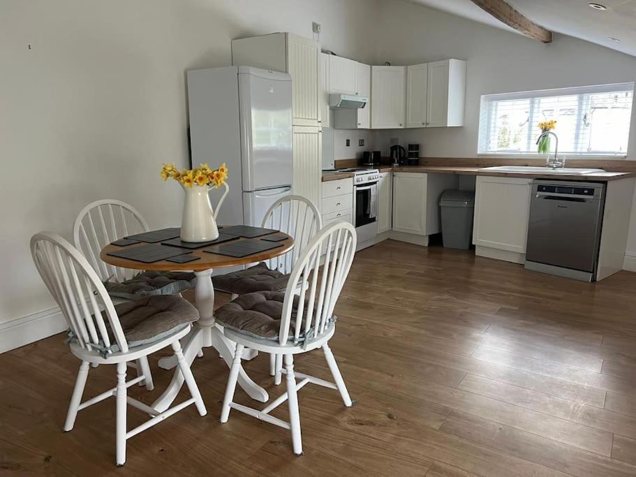 2 Bedroom Cottage In Old Town Суиндон Экстерьер фото